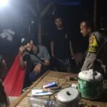 Bhabinkamtibmas Desa Pejamben saat melaksanakan sambang dan berdialog dengan warga.