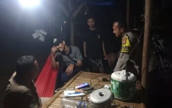 Bhabinkamtibmas Desa Pejamben saat melaksanakan sambang dan berdialog dengan warga.