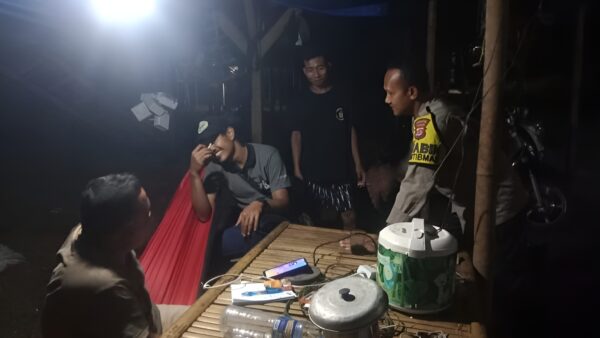 Bhabinkamtibmas Desa Pejamben saat melaksanakan sambang dan berdialog dengan warga.