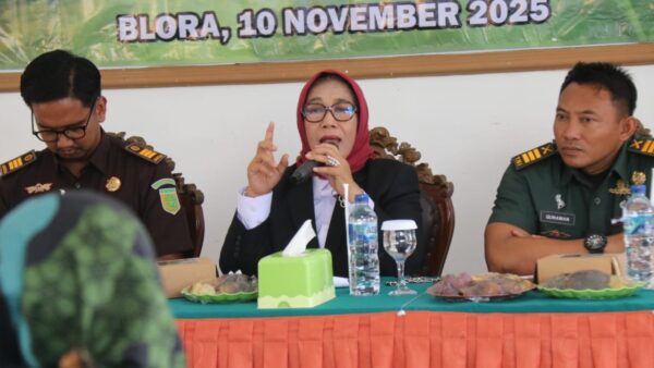 Wakil Bupati Blora Hj. Sri Setyorini menyerahkan BLT DBHCHT tahap pertama tahun 2025 kepada buruh tani tembakau di Kecamatan Blora.