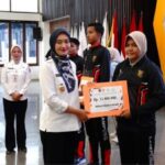 Wakil Gubernur Lampung menyerahkan bonus atlet peraih medali PON Beladiri 2025