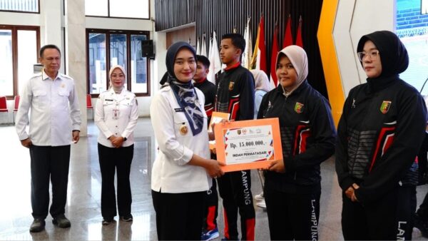Wakil Gubernur Lampung menyerahkan bonus atlet peraih medali PON Beladiri 2025