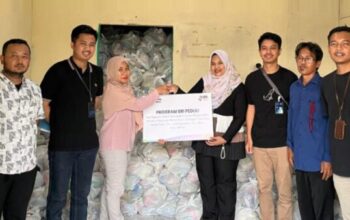 Petugas BRI Tambun menyerahkan paket sembako kepada warga Bekasi dalam program TJSL 2025.