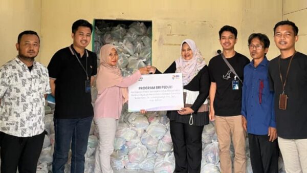 Petugas BRI Tambun menyerahkan paket sembako kepada warga Bekasi dalam program TJSL 2025.