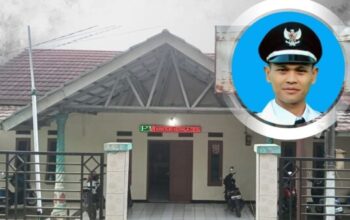 Kepala Desa Girijaya Unang Suparman di depan Kantor Desa Girijaya Sukabumi