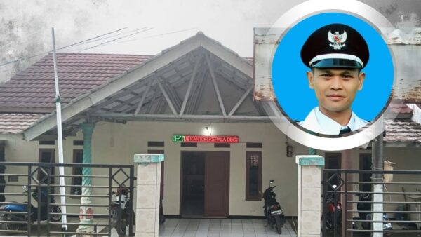 Kepala Desa Girijaya Unang Suparman di depan Kantor Desa Girijaya Sukabumi
