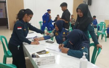 Personel Polairud Polres Ketapang melakukan donor darah dalam rangka HUT ke-75 Polairud di Aula Mapolres Ketapang.