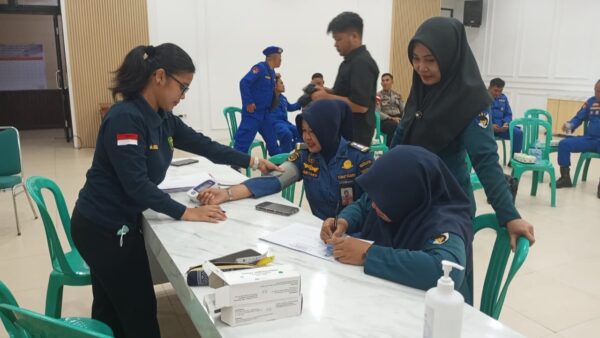 Personel Polairud Polres Ketapang melakukan donor darah dalam rangka HUT ke-75 Polairud di Aula Mapolres Ketapang.