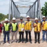 Menteri PU Dody Hanggodo meninjau progres pembangunan Duplikasi Jembatan Manyar di Gresik