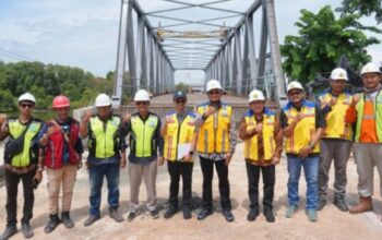 Menteri PU Dody Hanggodo meninjau progres pembangunan Duplikasi Jembatan Manyar di Gresik