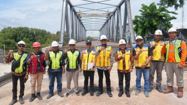 Menteri PU Dody Hanggodo meninjau progres pembangunan Duplikasi Jembatan Manyar di Gresik