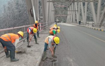 Alat berat Kementerian PU membersihkan material abu vulkanik Semeru di Jalan Nasional