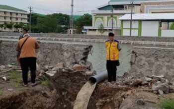 Pekerjaan pembangunan sodetan darurat di Jalan Kaligawe–Sayung untuk atasi genangan oleh Kementerian PU