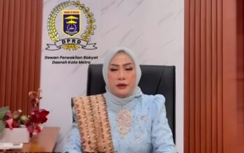 Ketua DPRD Kota Metro Ria Hartini memberikan ucapan HUT ke-9 untuk media Mitrapol