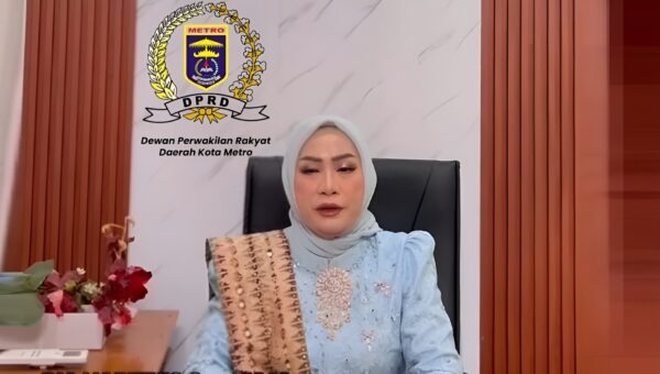 Ketua DPRD Kota Metro Ria Hartini memberikan ucapan HUT ke-9 untuk media Mitrapol