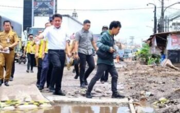Gubernur Herman Deru meninjau kondisi Jalan KM14–Betung akibat meningkatnya kecelakaan.