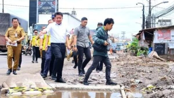 Gubernur Herman Deru meninjau kondisi Jalan KM14–Betung akibat meningkatnya kecelakaan.