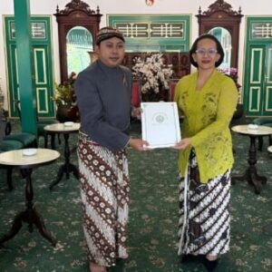 Momen Bersejarah! Keraton Surakarta Serahkan Undangan Jumenengan Pakoe Boewono XIV ke Sultan HB X