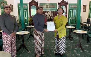 Utusan Keraton Surakarta menyerahkan undangan Jumenengan Pakoe Boewono XIV kepada Sultan HB X di Yogyakarta