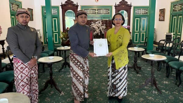 Utusan Keraton Surakarta menyerahkan undangan Jumenengan Pakoe Boewono XIV kepada Sultan HB X di Yogyakarta