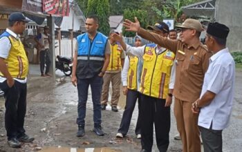 Kepala BPJN Aceh Heri Yugiantoro meninjau jembatan gantung Tanjong Krung di Kecamatan Kembang Tanjong, Kabupaten Pidie.
