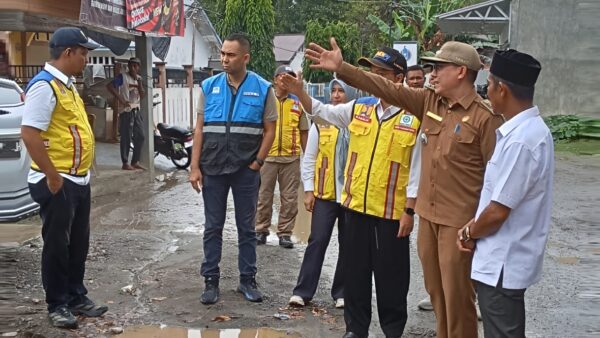 Kepala BPJN Aceh Heri Yugiantoro meninjau jembatan gantung Tanjong Krung di Kecamatan Kembang Tanjong, Kabupaten Pidie.