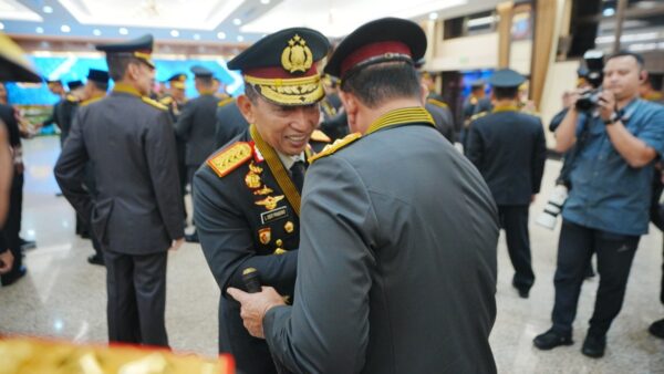 Kapolda Sumut Irjen Pol Whisnu Hermawan menerima penghargaan Bintang Bhayangkara Pratama dari Kapolri.