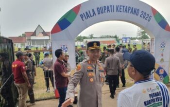 Kapolres Ketapang AKBP Muhammad Harris memimpin apel dan TWG pengamanan Piala Bupati 2025 di Lapangan Tentemak.