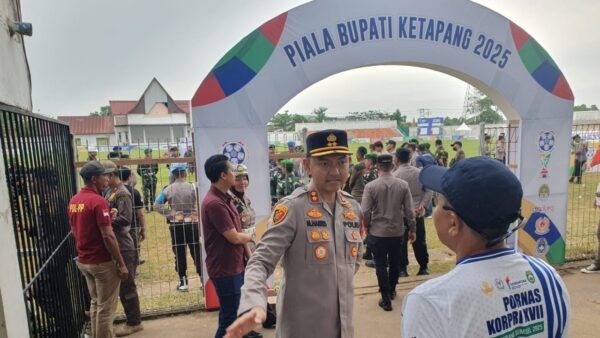Kapolres Ketapang AKBP Muhammad Harris memimpin apel dan TWG pengamanan Piala Bupati 2025 di Lapangan Tentemak.