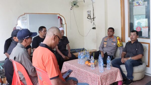 Kapolres Metro Jakarta Barat Kombes Pol Twedi Aditya Bennyahdi saat mengunjungi Pos Satkamling RW 06 Tanjung Duren