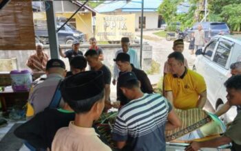 Kapolsek Mandor IPDA Barnadus Didy Kusnadi bersama anggota menyambangi rumah duka warga di Landak.