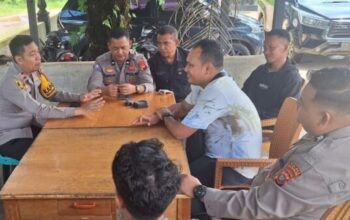 Kapolsek Nanga Tayap IPTU Bagus Tri Baskoro saat sambangi tokoh masyarakat di Desa Pangkalan Suka untuk membahas Kamtibmas dan batas wilayah.