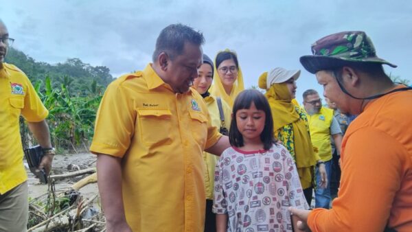 Ketua DPRD Sukabumi Budi Azhar Mutawali menenangkan anak korban banjir bandang di Desa Cikahuripan, Kecamatan Cisolok.