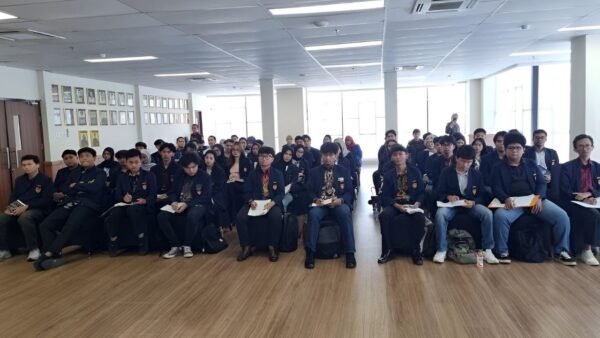 Mahasiswa UNKRIS mengikuti kuliah lapangan JPN di Kejari Bekasi