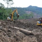 Excavator Kementerian PU melakukan pencarian korban longsor Banjarnegara di Dusun Situkung