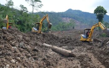 Excavator Kementerian PU melakukan pencarian korban longsor Banjarnegara di Dusun Situkung
