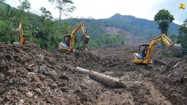 Excavator Kementerian PU melakukan pencarian korban longsor Banjarnegara di Dusun Situkung