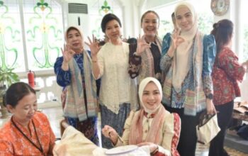 Ilustrasi penandatanganan MoU antara Dekranasda Lampung dan Batik Keris terkait Motif Siger dan Kapal Lampung.