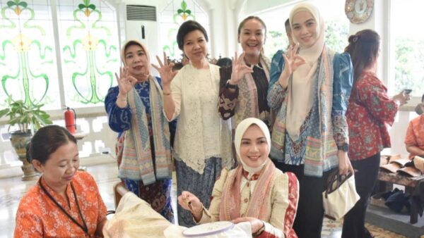 Ilustrasi penandatanganan MoU antara Dekranasda Lampung dan Batik Keris terkait Motif Siger dan Kapal Lampung.