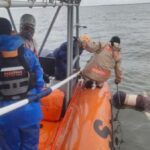 Prajurit Lanal Ketapang melakukan operasi SAR di perairan Ketapang