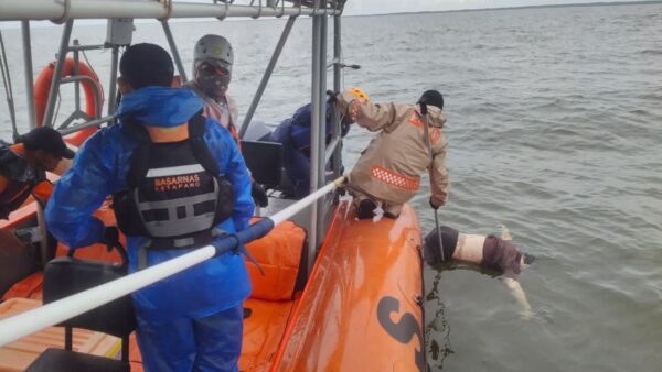 Prajurit Lanal Ketapang melakukan operasi SAR di perairan Ketapang