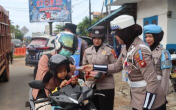 Petugas Polres Ketapang memberikan edukasi keselamatan berkendara dalam Operasi Zebra Kapuas 2025.