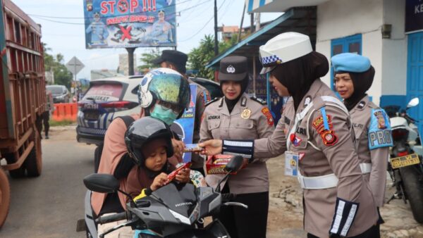 Petugas Polres Ketapang memberikan edukasi keselamatan berkendara dalam Operasi Zebra Kapuas 2025.
