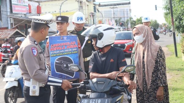 Petugas Polres Ketapang melaksanakan Operasi Zebra Kapuas 2025 di jalan raya