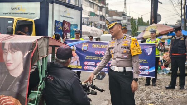 Personel Polda Sumut menggelar Operasi Zebra Toba 2025 dengan pengawasan ETLE dan patroli di Medan.