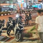 Petugas Polres Ketapang memeriksa kendaraan saat Ops Zebra Kapuas 2025