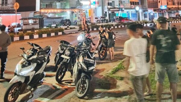 Petugas Polres Ketapang memeriksa kendaraan saat Ops Zebra Kapuas 2025