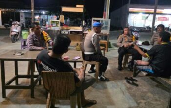 Kapolsek Manis Mata IPTU Meinardus Yudiansyah memimpin patroli dialogis malam minggu di wilayah Ketapang.