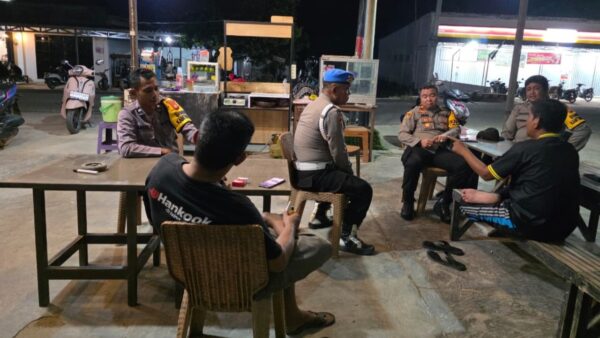 Kapolsek Manis Mata IPTU Meinardus Yudiansyah memimpin patroli dialogis malam minggu di wilayah Ketapang.