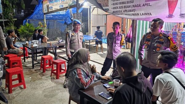Petugas Polsek Manis Mata melaksanakan patroli dialogis di wilayah Ketapang